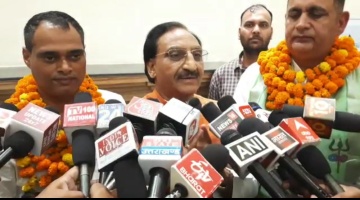 हरिद्वार पंचायत चुनाव की जीत में किंगमेकर बने सांसद निशंक और यतीश्वरानंद।