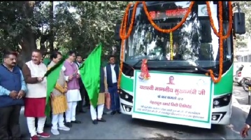 Dehradun: सीएम पुष्कर सिंह धामी ने 10 इलैक्ट्रिक बसों का शुभारंभ किया।
