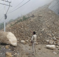 ब्रेकिंग-भारी मलवा आने से एनएच 58 फिर बाधित।