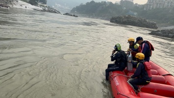 Rishikesh news: ऋषिकेश निम बीच मे दिल्ली निवासी 02 युवक डूबे, SDRF ने चलाया सर्चिंग अभियान।