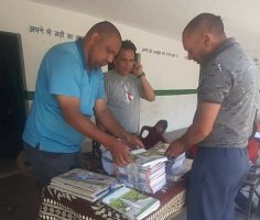 टिहरी- छात्र-छात्राओं को वितरित की पठन-पाठन की सामग्री