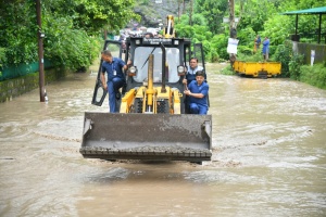 जेसीबी मशीन में बैठकर आपदाग्रस्त क्षेत्रों का जायजा लेने पहुंचे सीएम धामी