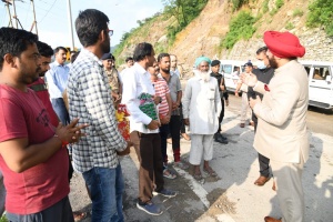 राज्यपाल लेफ्टिनेंट जनरल गुरमीत सिंह ने आपदा से क्षतिग्रस्त राष्ट्रीय राजमार्ग पर लगे मजदूरों का हाल जाना। 