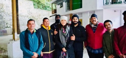 Virat Kohli in Kainchi Dham: बाबा नीम करौली का आशीर्वाद लेने परिवार संग कैंची धाम पहुंचे विराट कोहली।