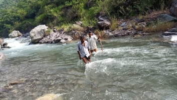 कब सुनेगी सरकार ? जान जोखिम में डालकर नदी पार कर रहे ग्रामीण।