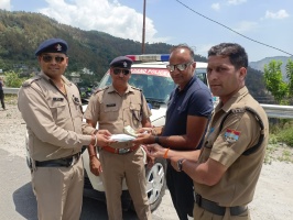 Tehri news: टिहरी पुलिस ने दिया ईमानदारी का परिचय, तीर्थ यात्री के लौटाए 1,80,000 व कीमती सामान।