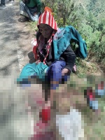 Ghansali, Tehri news: बालगंगा तहसील के घैरका गांव के पास यात्रियों ने एक बुजुर्ग महिला के पैर पर चढ़ाई गाड़ी।