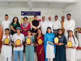 स्वावलम्बी भारत अभियान: उद्यमिता प्रोत्साहन सम्मेलन के अंतर्गत एमकेपी कॉलेज में युवतियों को दिया नारीशक्ति सम्मान। 