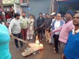 बेरोजगारों पर लाठीचार्ज के बाद प्रदेश भर में आक्रोश, चमियाला में कांग्रेसियों ने किया सरकार का पुतला दहन। 