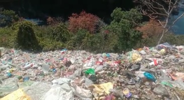 Ghansali news: नगर पंचायत घनसाली चमियाला का कूड़ा राहगीरों के लिए बना मुसीबत।