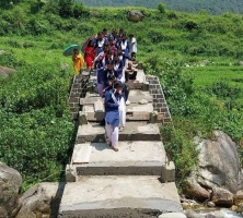 टिहरी सांसद द्वारा गोद लिए गांव के ये हाल, जान जोखिम में डालकर स्कूल जाते थे नौनिहाल।