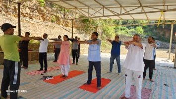 घनसाली विधायक शक्ति लाल शाह व प्रमुख बसुमती घणाता ने कार्यकर्ताओं के साथ मनाया ९वां योग दिवस।