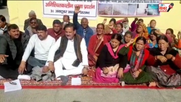 प्रताप नगर के कांग्रेस विधायक पुनर्वास ऑफिस के बाहर धरने पर बैठे।