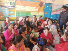 टिहरी डीएम की पत्नी प्रज्ञा दीक्षित कर रही समाज में महिलाओं को जागरूक। 