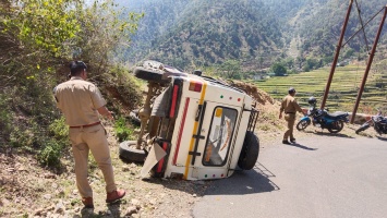 Ghansali, tehri news: चमियाला लम्बगांव मोटर मार्ग पर पलटा मैक्स वाहन। 