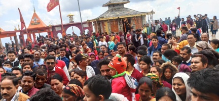 माता सुरकंडा देवी मंदिर में भक्तों की भीड़, बंद पड़े रोपवे से यात्री परेशान।