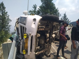 Tehri news टिहरी के केमुण्डा खाल में पलटा वाहन, कई यात्री घायल। 