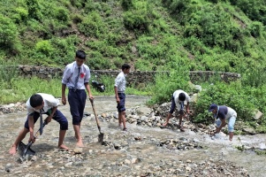 Uttarakashi: स्काउट के स्वयं सेवियों ने हटाया बरसाली मोटर मार्ग पर मलबा।