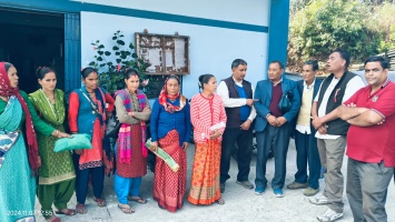 सड़क की मांग को लेकर ग्रामीणो ने लोनिवि कार्यालय पर प्रदर्शन किया।