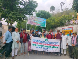 Tehri: पर्यावरण एवं सतत विकास हेतु अस्कोट-आराकोट पदयात्रा पहुंची नवजीवन मंडल आश्रम सिलयारा।