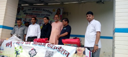 मनु- मन की आवाज फाउंडेशन और अखिल भारतीय उपभोक्ता उत्थान संगठन के नेतृत्व में बांटी गई राहत सामग्री। 