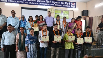 बोर्ड परीक्षा में प्रदेश की मेरिट सूची में स्थान प्राप्त करने वाले हाईस्कूल और इण्टरमीडिएट के छात्र-छात्राओं को किया गया सम्मानित।