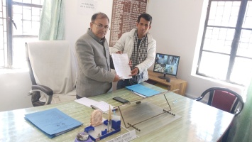 टिहरी: मनरेगा में NMMS बन रहा विकास कार्यों में रोड़ा, प्रधान संगठन अध्यक्ष ने BDO को सौंप ज्ञापन। 