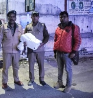 Tehri: एसएसटी टीम और चंबा पुलिस द्वारा चेकिंग के दौरान पकड़ी करीब साढ़े 6 लाख के जेवरात और नकदी।