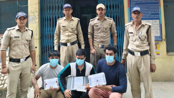 टिहरी पुलिस ने फर्जी कॉल सेंटर का भंडाफोड़, सस्ते आईफोन बेचकर करोड़ों की ठगी करने वाले तीन साइबर ठग गिरफ्तार।