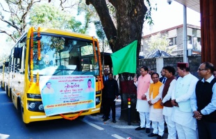 सीएम धामी ने उत्कृष्ट विद्यालयों के छात्रों के लिए 15 बसों को हरी झंडी दिखाकर रवाना किया