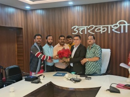 Uttarakashi: यमुनोत्री धाम की यात्रा व्यवस्थाओं को दुरुस्त करने को लेकर डीएम से मिले महाबीर पंवार 