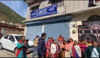 Ghansali: लोगों का पैसा लेकर भाग गया एलयूसीसी, ब्रांच के बाहर एजेंटों का हंगामा। 