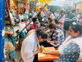 ऋषिकेश में करवा चौथ की रौनक, बाजारों में उमड़ी भीड़, महिलाओं ने की जमकर खरीदारी, हाथों पर रचाई मेहंदी