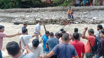 Tehri: ग्रामीणों ने स्थानीय लोगों की मदद से खुद ही बना डाला अस्थाई पुल