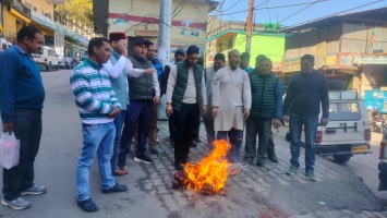 Ghansali, Tehri Garhwal: कांग्रेसियों ने किया मंत्री प्रेमचंद का पुतला दहन।